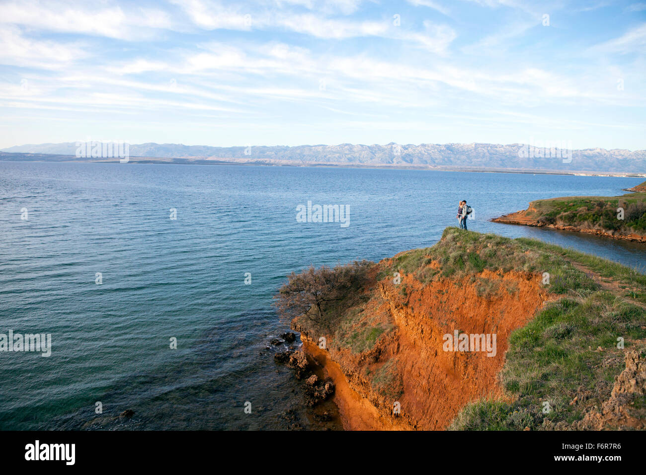 Jeune couple sur la falaise donnant sur la mer Banque D'Images