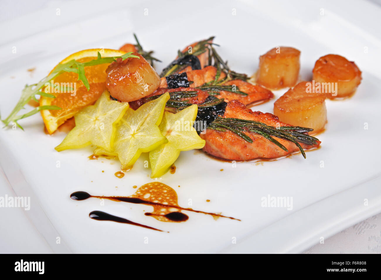 La crevette, le saumon à l'orange et d'épices sur la plaque Banque D'Images