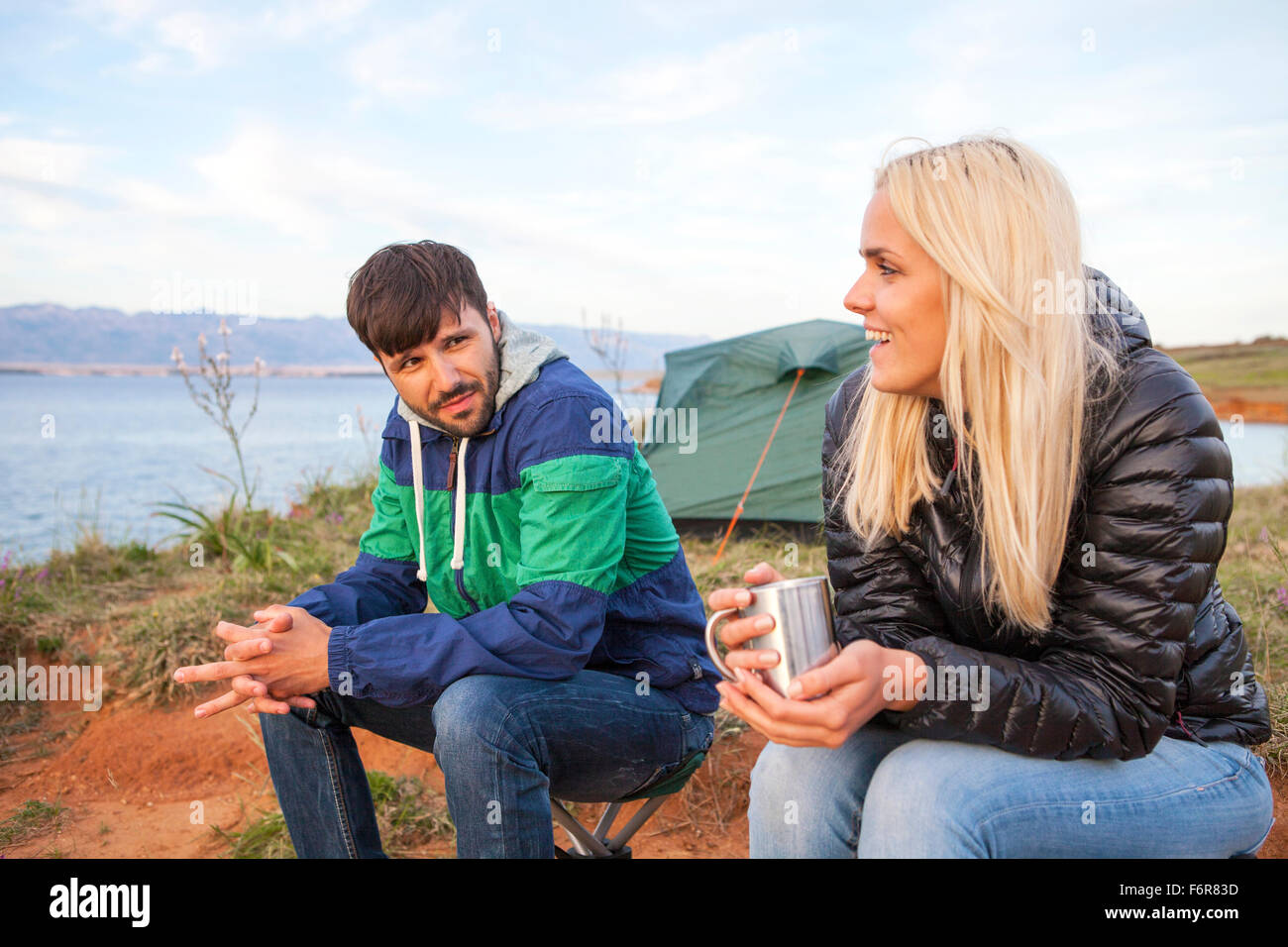 Jeune couple de camping de boire une tasse de café Banque D'Images