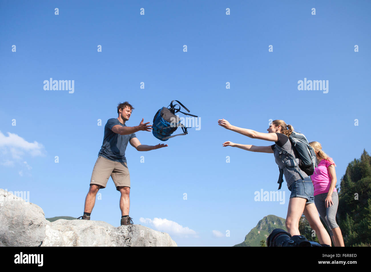 Groupe d'amis randonnées dans paysage de montagnes Banque D'Images