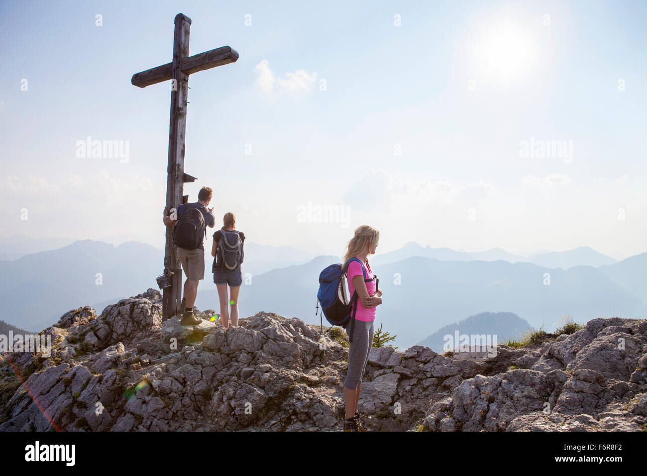 Groupe d'amis sur sommet de montagne Banque D'Images