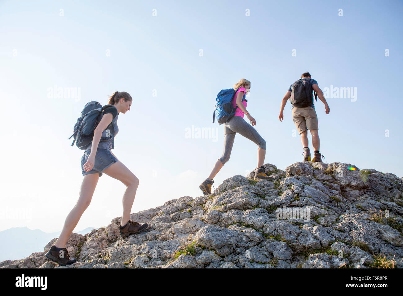 Groupe d'amis randonnées dans paysage de montagnes Banque D'Images