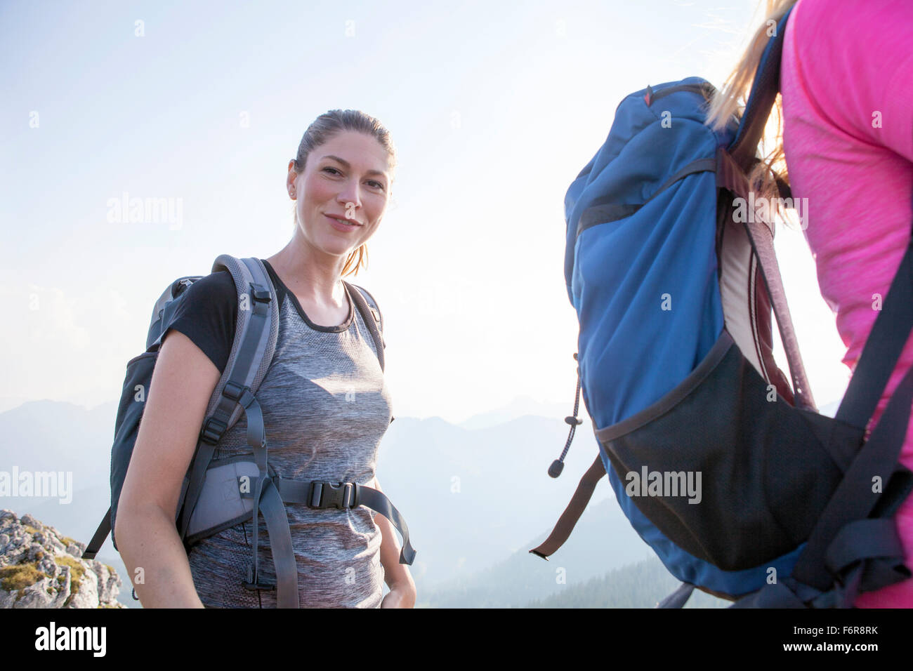 Groupe d'amis randonnées dans paysage de montagnes Banque D'Images