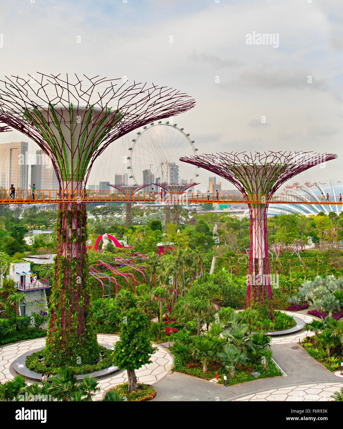 Les gens qui marchent sur un pont dans les jardins de la baie de Singapour. Gardens by the Bay a été couronné World Banque D'Images