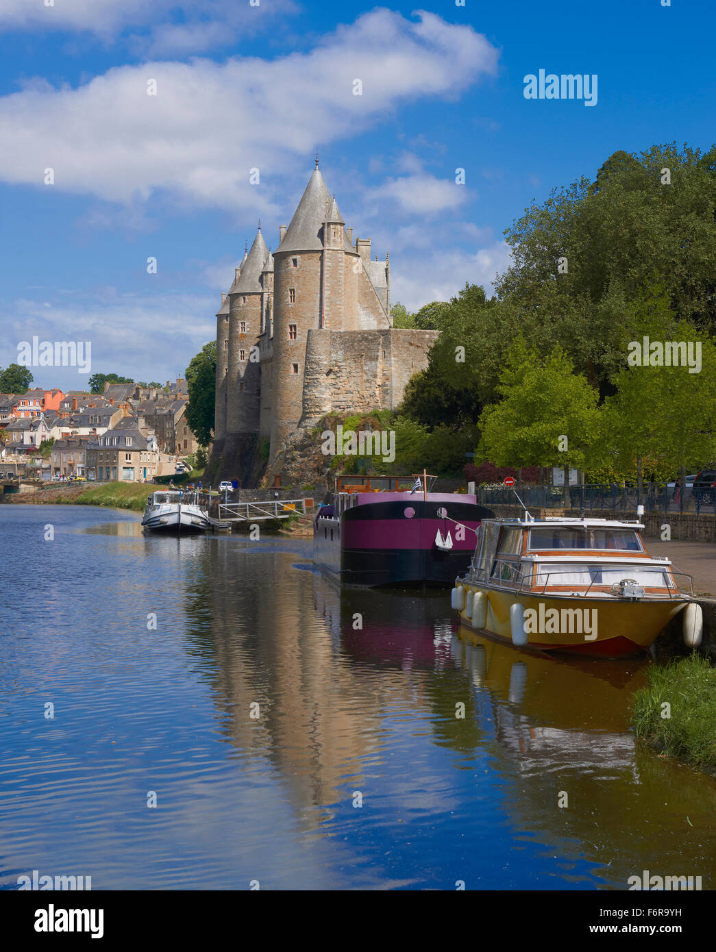 Le Château de Josselin avec l'Oust rivière, canal de Nantes à Brest