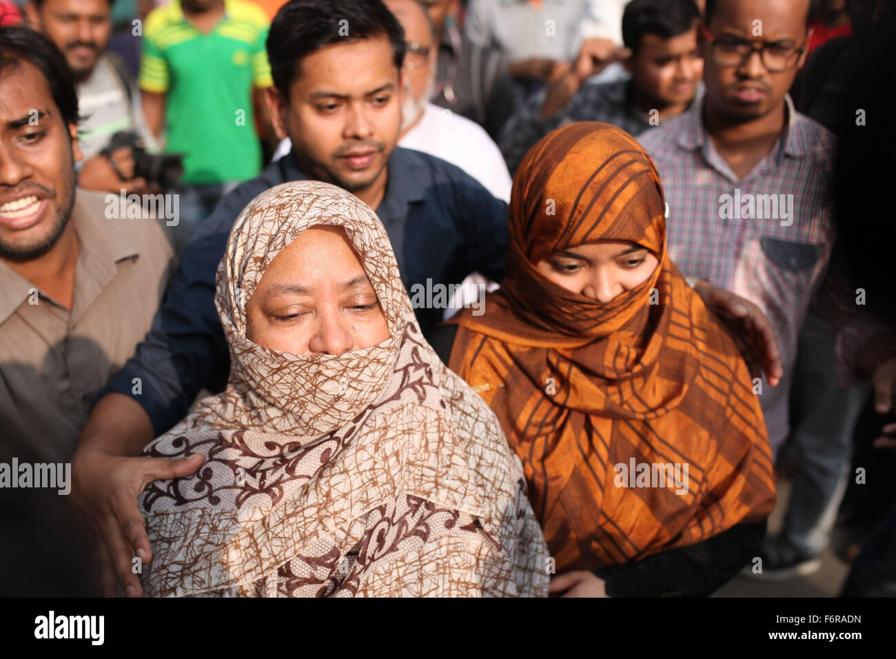 Dhaka, Bangladesh. 19 novembre, 2015. Les membres de la famille de condamner à mort et Jamaat-e-Islami chef Ali Ahsan Mohammad Mojaheed sont arrivés à la prison centrale de Dhaka à le rencontrer de Dhaka. Douze membres de la famille est entré dans la prison autour de 1:45h et de gauche autour de 2:45pm jeudi. Zakir Hossain Chowdhury Crédit : zakir/Alamy Live News Banque D'Images