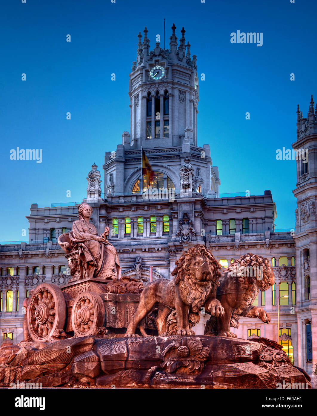 Espagne, Madrid, Plaza de Cibeles avec Fuente de Cibele au crépuscule Banque D'Images