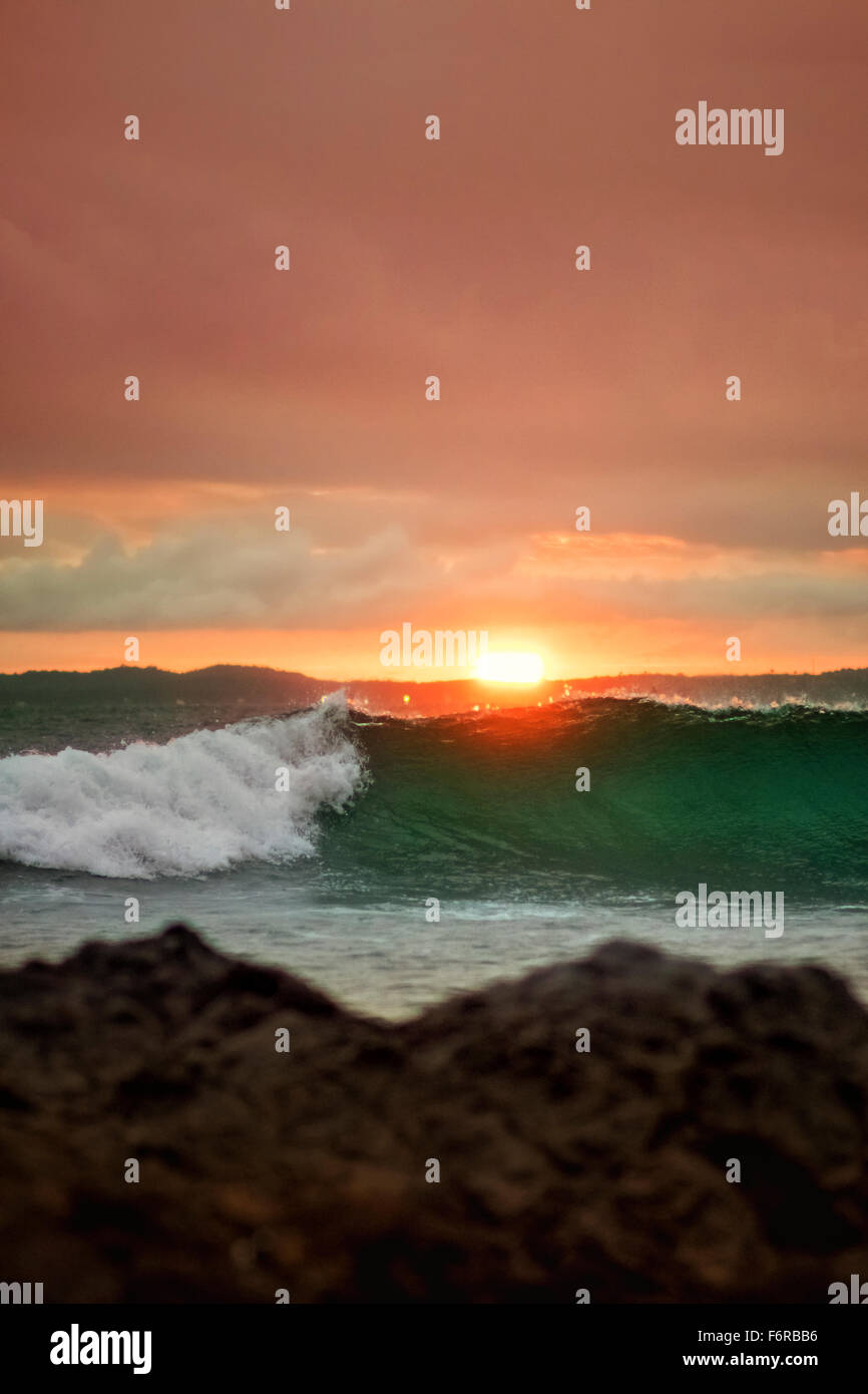 Vague propre sur le coucher du soleil Banque D'Images