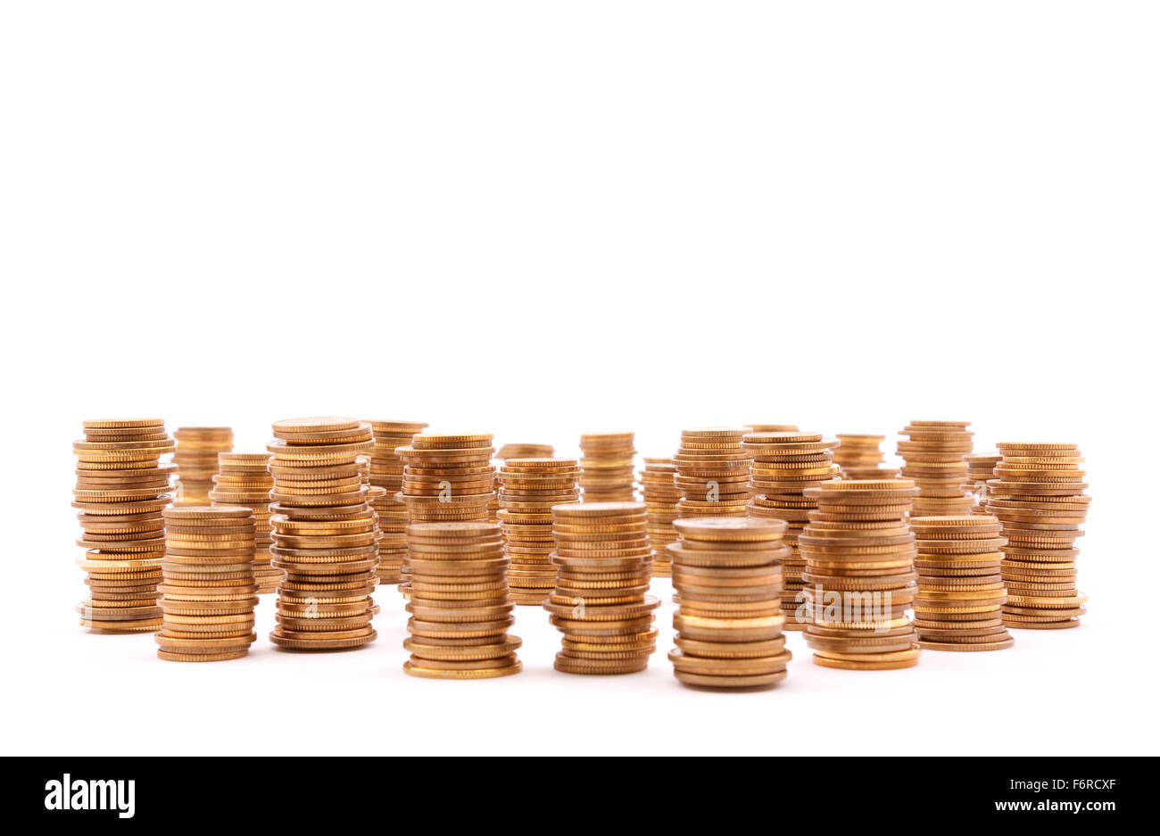 Pile de pièces sur fond blanc Banque D'Images