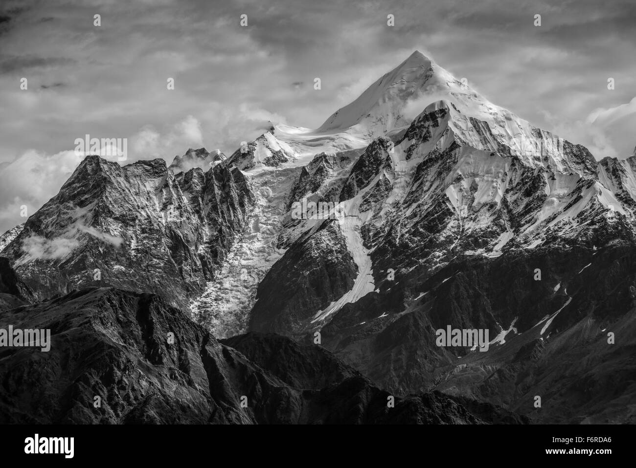 L'Panchchuli pics, un groupe de cinq sommets himalayens enneigés située à l'extrémité orientale de la région du Kumaon. Illustrée de Munsyari en Uttarakhand. Banque D'Images