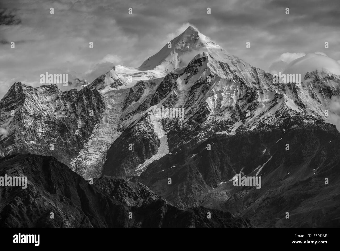 L'Panchchuli pics, un groupe de cinq sommets himalayens enneigés située à l'extrémité orientale de la région du Kumaon. Illustrée de Munsyari en Uttarakhand. Banque D'Images