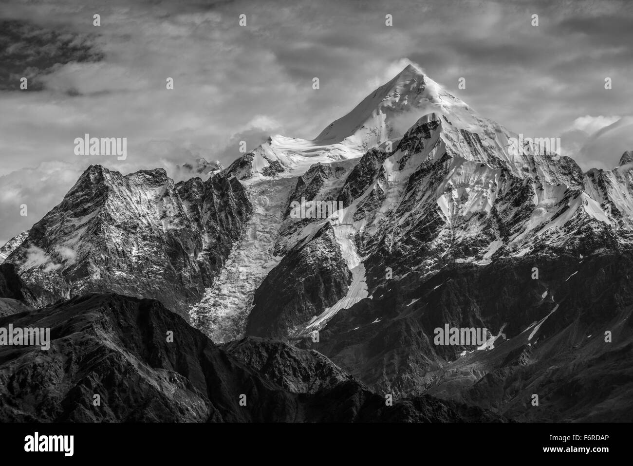 L'Panchchuli pics, un groupe de cinq sommets himalayens enneigés située à l'extrémité orientale de la région du Kumaon. Illustrée de Munsyari en Uttarakhand. Banque D'Images