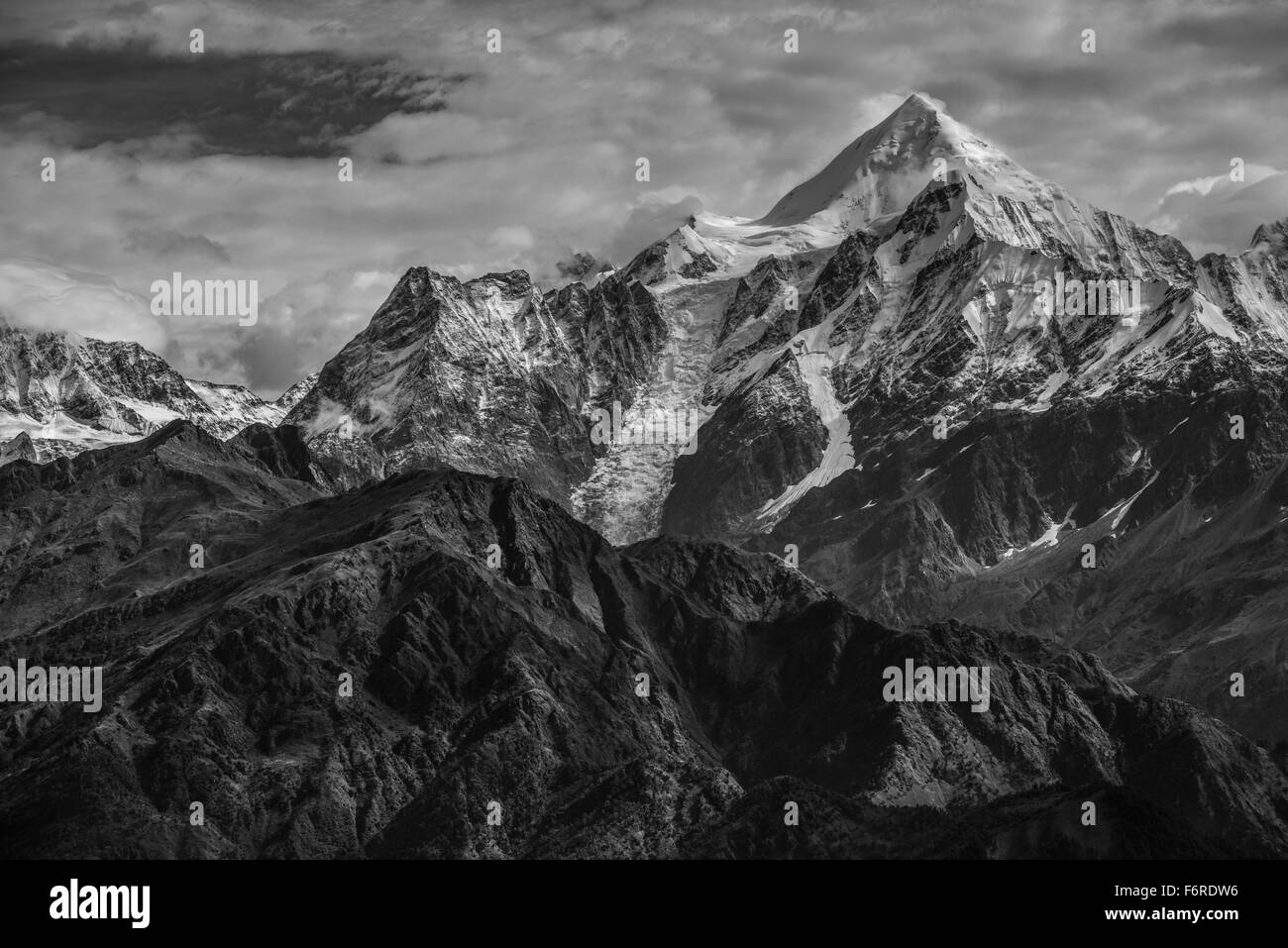 L'Panchchuli pics, un groupe de cinq sommets himalayens enneigés située à l'extrémité orientale de la région du Kumaon. Illustrée de Munsyari en Uttarakhand. Banque D'Images