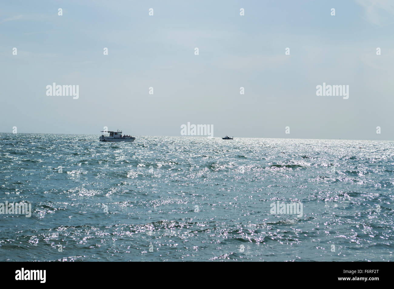 Un petit bateau se déplaçant dans la mer de Brighton, au loin dans la distance. Banque D'Images