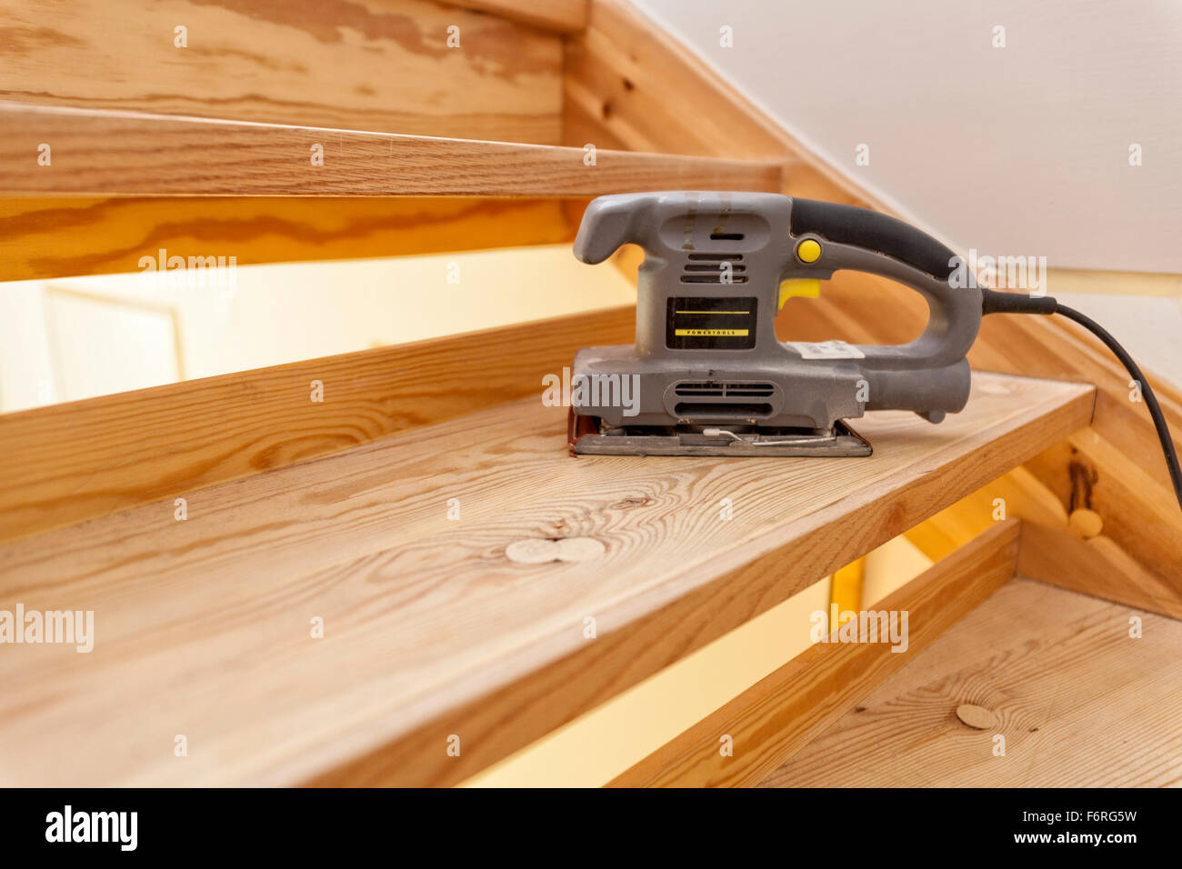 Fiche électrique ponceuse de finition orbitale power tool for DIY sur marche en bois modèle libération : N° des biens : Non. Banque D'Images