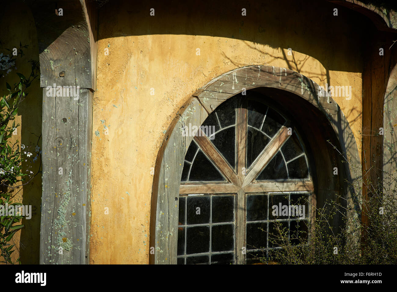 L'extérieur détail d'une fenêtre à l'arisème dragon Inn à Hobbiton Nouvelle-zélande Banque D'Images
