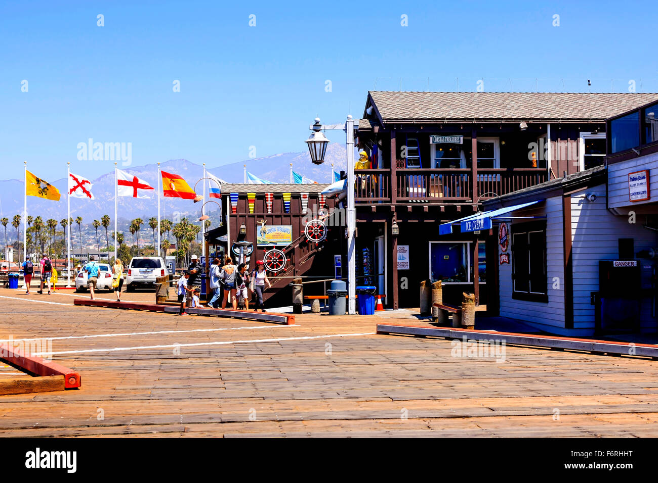 Les boutiques touristiques et restaurants sur Stearns Wharf à Santa Barbara en Californie Banque D'Images