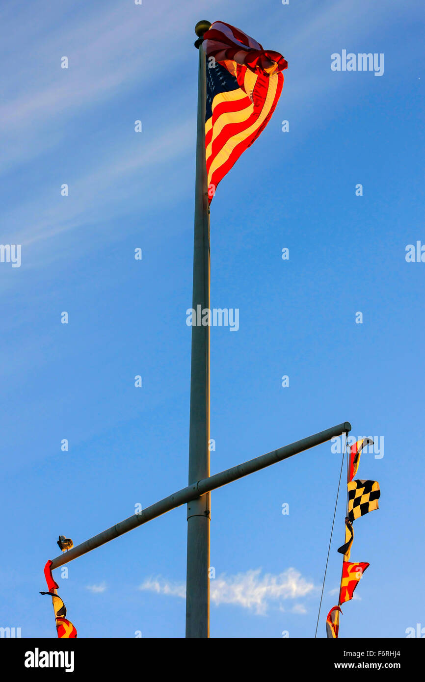 Drapeau américain au coucher du soleil avec le débit passant par l'orange stripes Banque D'Images