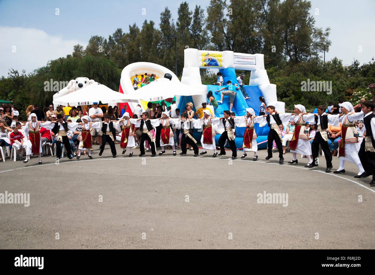 La danse traditionnelle grecque kids danse danse en cercle Grèce Chypre armes liés chypriote vêtements Vêtements tradition Banque D'Images