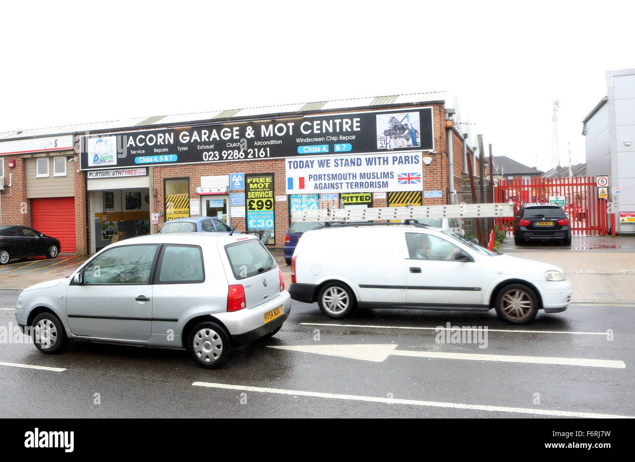 Portsmouth Hampshire jeudi 19 novembre 2015 G/V d'Acorn garage et centre de Rodney Road Mot à Portsmouth. Après une série d'attaques terroristes à Paris et à Beyrouth la semaine dernière, il y avait des gens qui ont consulté pour l'ensemble de la communauté musulmane de prendre la responsabilité de ce carnage. se lève contre les terrorismes le propriétaire de garage Akhtar qui ont interviewé sur BBC Radio 2 le mercredi de 10 pieds l'avait fait signer et mis en place à l'avant de son garage d'avis qu'il a besoin de se lever et de montrer qu'il est fier d'être musulman et aussi fier de sa foi et que les gens qui ont des carrie thes Banque D'Images