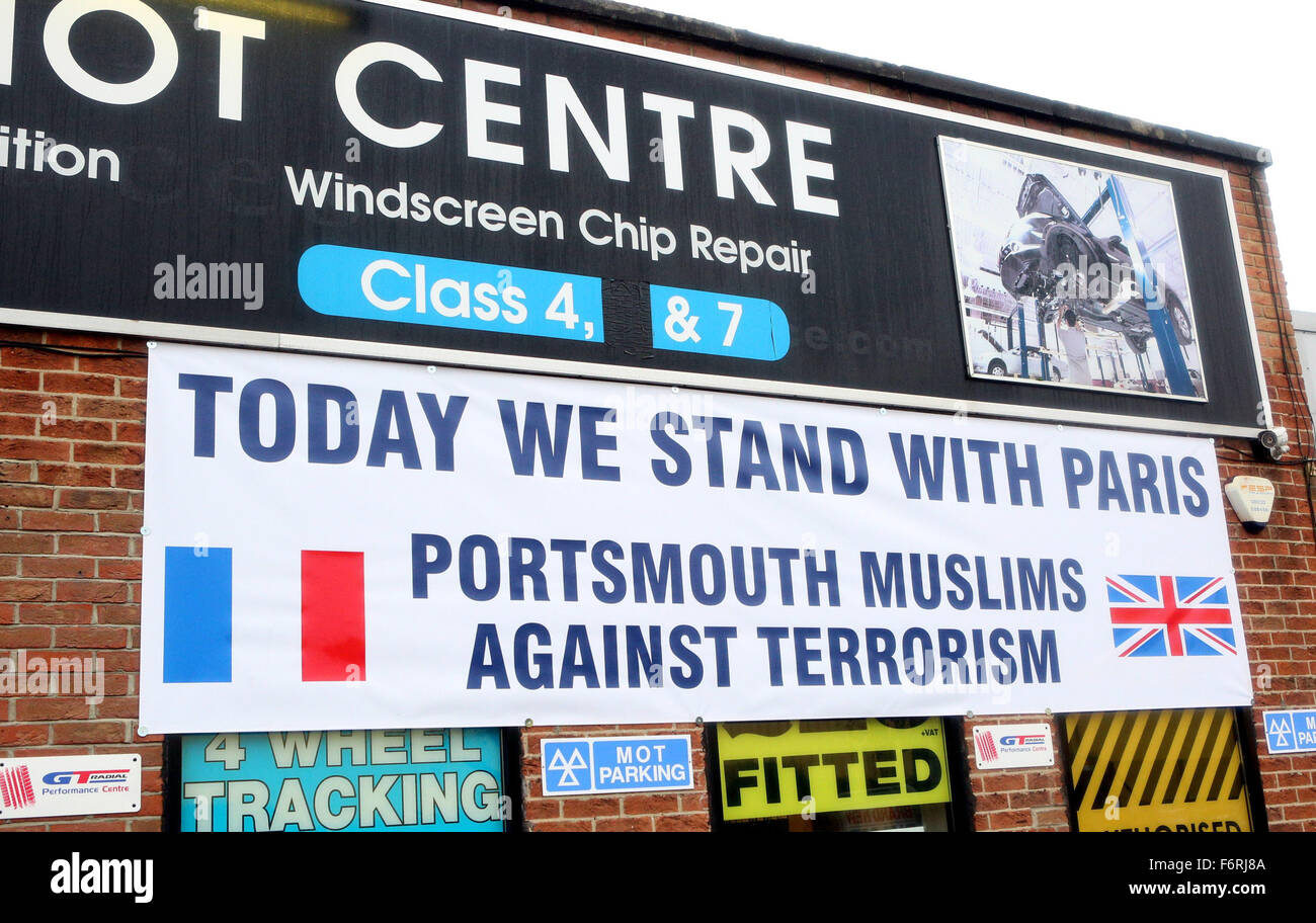 Portsmouth Hampshire jeudi 19 novembre 2015 G/V d'Acorn garage et centre de Rodney Road Mot à Portsmouth. Après une série d'attaques terroristes à Paris et à Beyrouth la semaine dernière, il y avait des gens qui ont consulté pour l'ensemble de la communauté musulmane de prendre la responsabilité de ce carnage. se lève contre les terrorismes le propriétaire de garage Akhtar qui ont interviewé sur BBC Radio 2 le mercredi de 10 pieds l'avait fait signer et mis en place à l'avant de son garage d'avis qu'il a besoin de se lever et de montrer qu'il est fier d'être musulman et aussi fier de sa foi et que les gens qui ont des carrie thes Banque D'Images