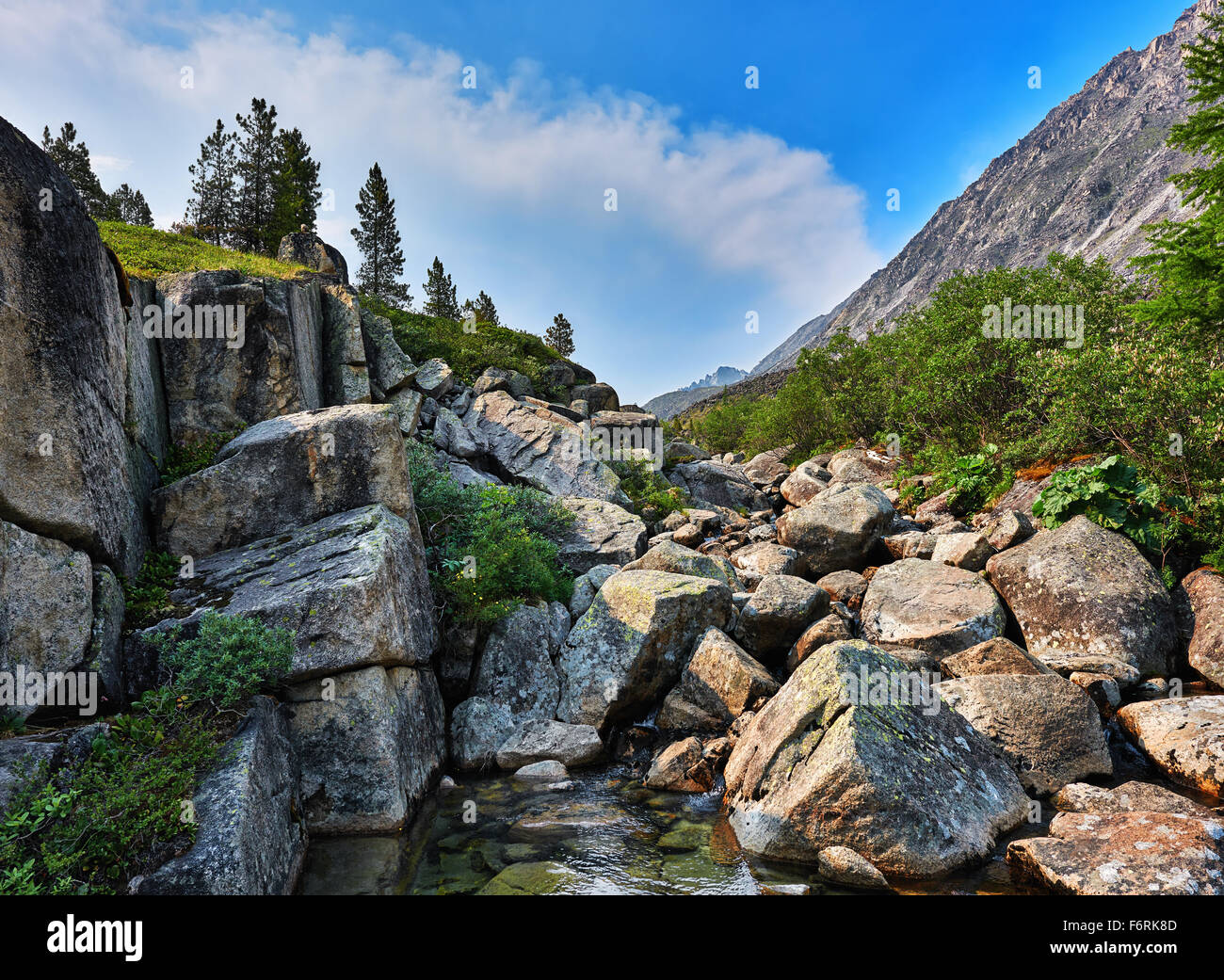 Les gros morceaux de roche dans un ruisseau de montagne. Sayan de l'Est. La Bouriatie Banque D'Images