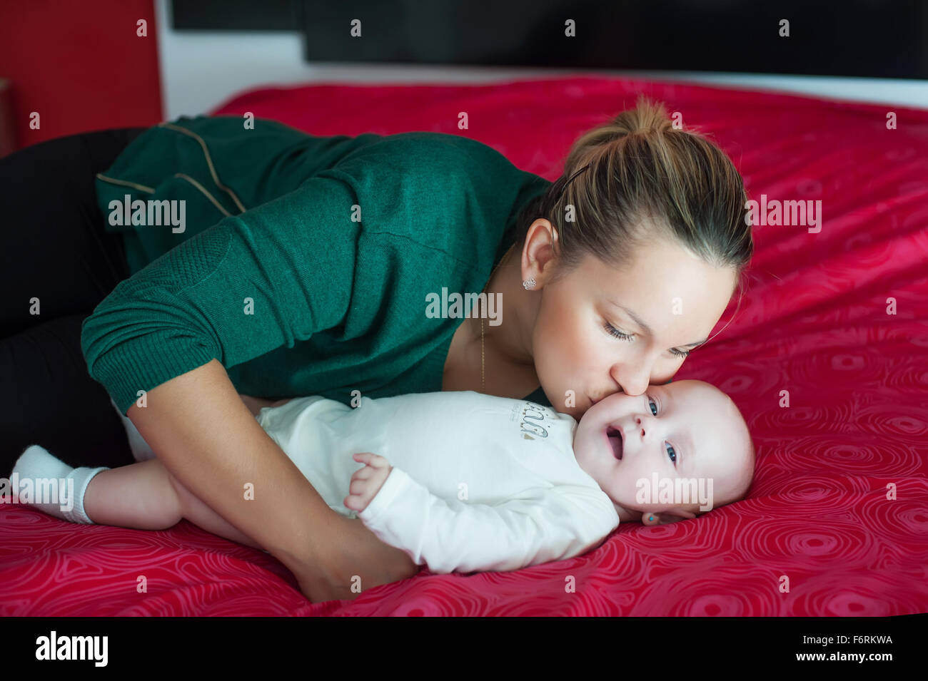 Maman embrasse doucement sa fille Banque D'Images