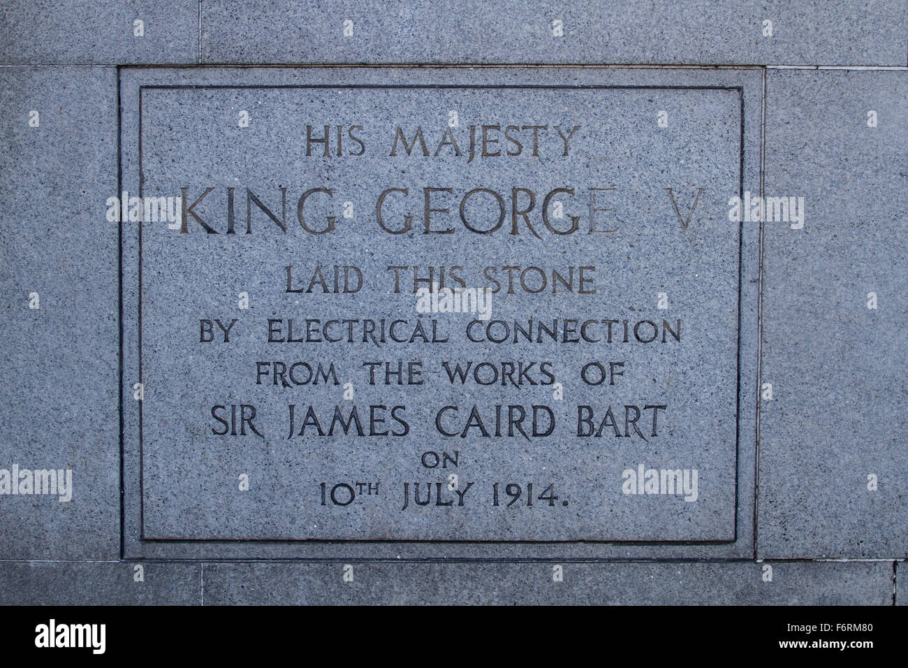 Le roi George V a jeté cette plaque gravée en 1914 pour commémorer les travaux de Sir James Caird Bart à Dundee, Royaume-Uni Banque D'Images