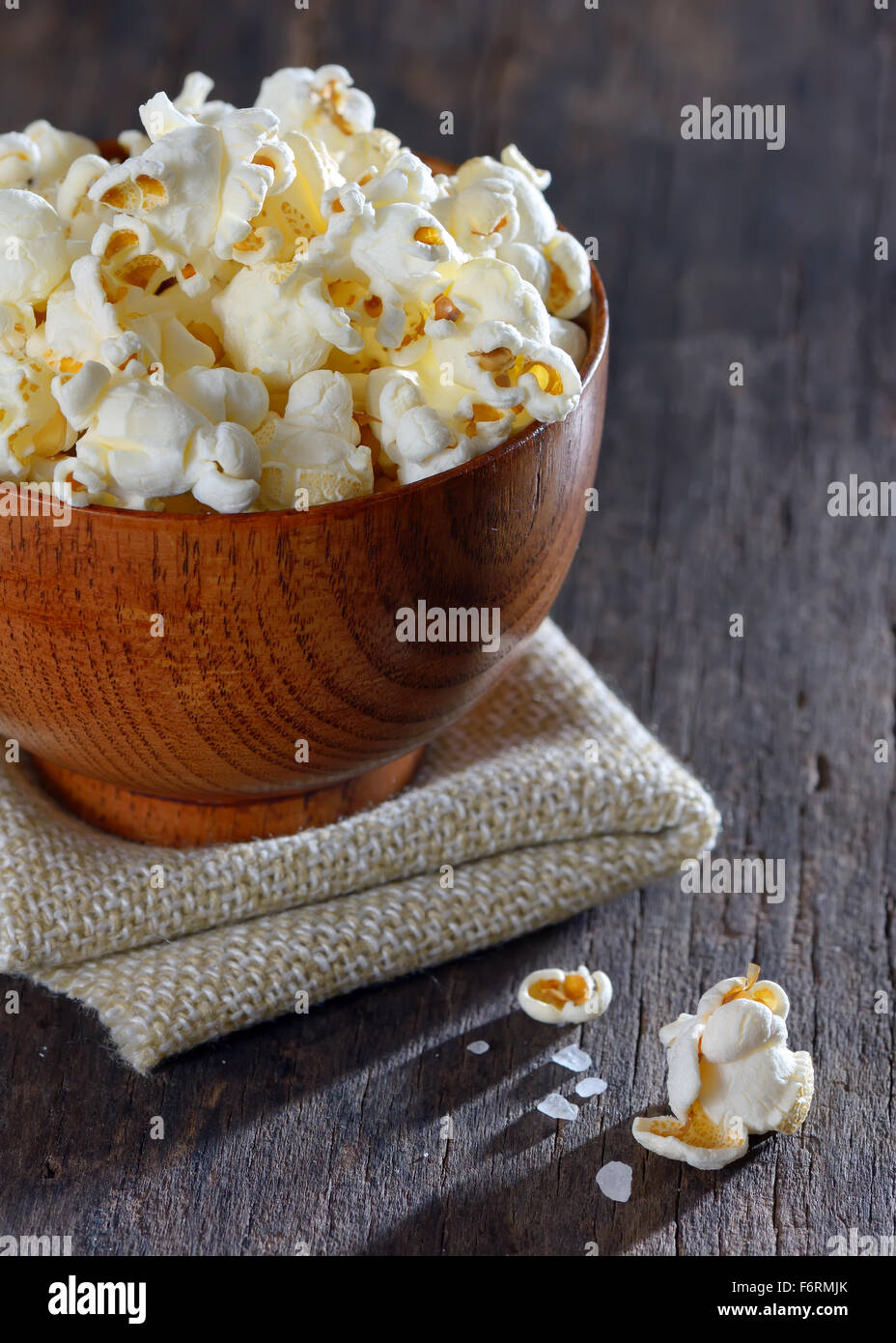 Popcorn salé sur table en bois Banque D'Images