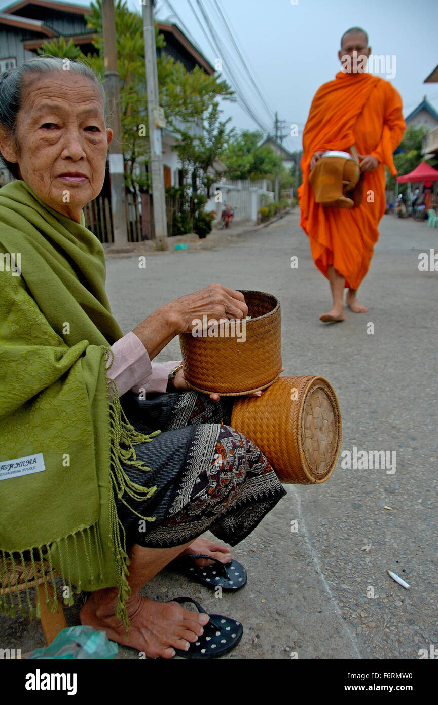 Luang Prabang, Laos, les moines la collecte de riz du village people Banque D'Images