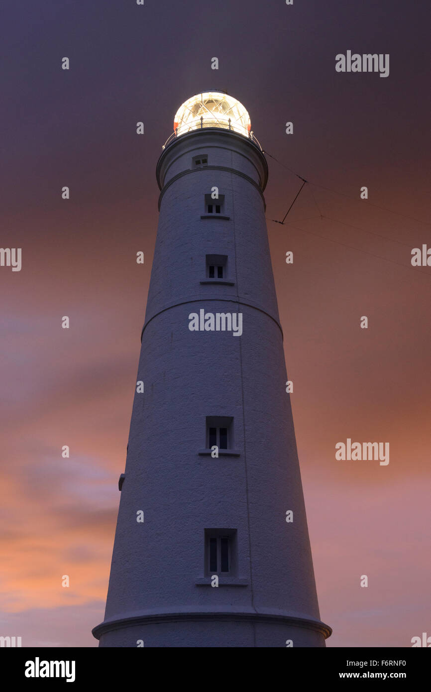 Nash Point Lighthouse sur la côte protégée de Glamorgan, Pays de Galles, illuminé la nuit. Banque D'Images