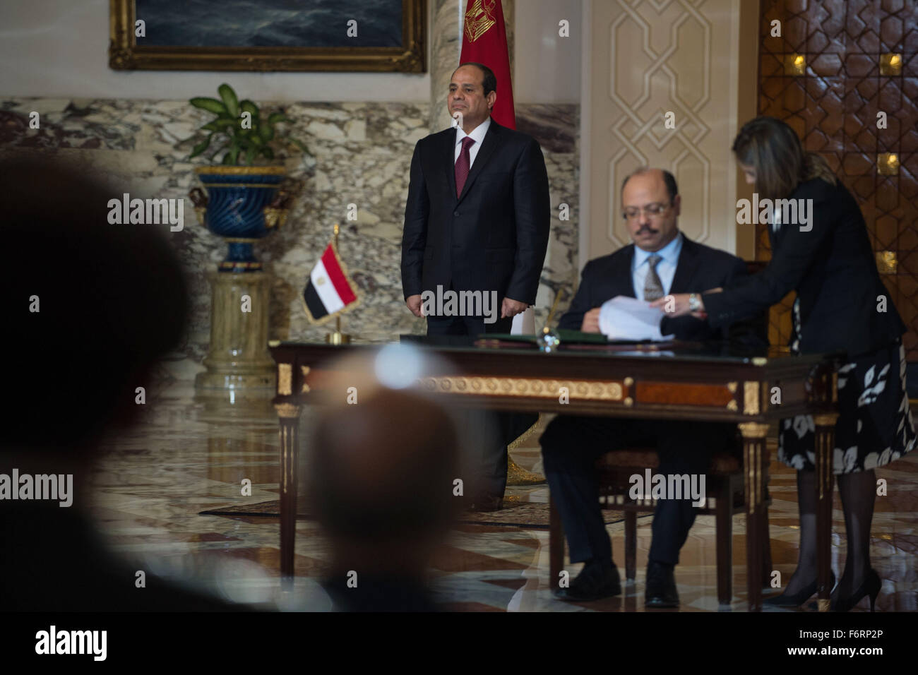 Le Caire, Égypte. 19 Nov, 2015. Le président égyptien, Abdel Fattah al-Sisi (L) témoins de la cérémonie de signature qui a eu lieu dans le palais présidentiel au Caire, Égypte, le 19 novembre 2015. L'Egypte et la Russie ont signé jeudi un accord pour construire une centrale nucléaire dans les pays arabes peu après un avion s'est écrasé sur l'Egypte Sinai dans la région agitée. © Chaoyue Pan/Xinhua/Alamy Live News Banque D'Images