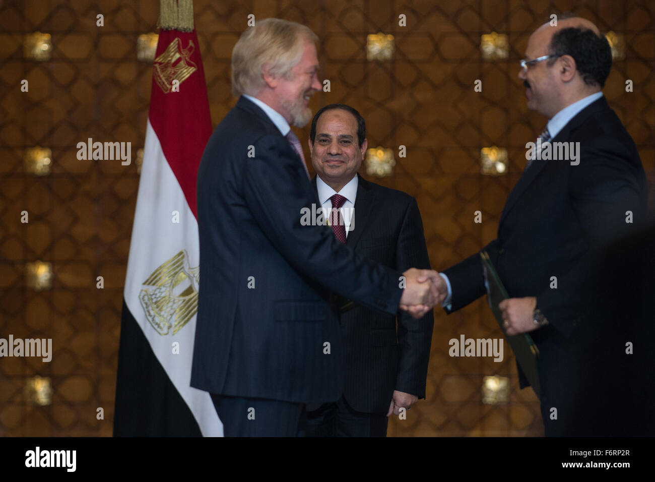 Le Caire, Égypte. 19 Nov, 2015. Le président égyptien, Abdel Fattah al-Sisi (C) les témoins de la cérémonie de signature qui a eu lieu dans le palais présidentiel au Caire, Égypte, le 19 novembre 2015. L'Egypte et la Russie ont signé jeudi un accord pour construire une centrale nucléaire dans les pays arabes peu après un avion s'est écrasé sur l'Egypte Sinai dans la région agitée. © Chaoyue Pan/Xinhua/Alamy Live News Banque D'Images