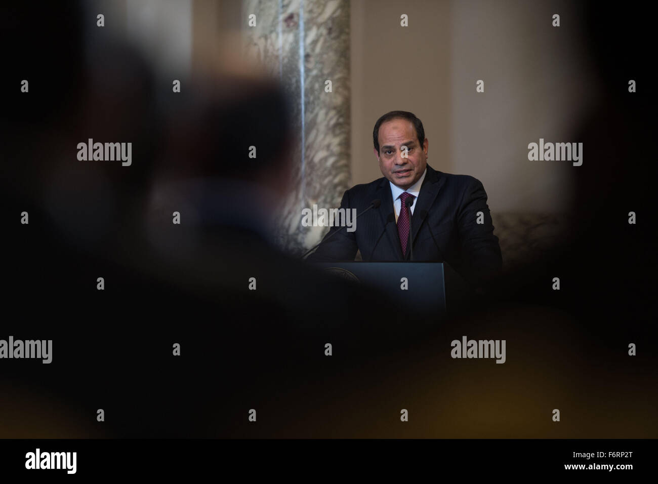 Le Caire, Égypte. 19 Nov, 2015. Le président égyptien, Abdel Fattah al-Sisi parle après la cérémonie de signature qui a eu lieu dans le palais présidentiel au Caire, Égypte, le 19 novembre 2015. L'Egypte et la Russie ont signé jeudi un accord pour construire une centrale nucléaire dans les pays arabes peu après un avion s'est écrasé sur l'Egypte Sinai dans la région agitée. © Chaoyue Pan/Xinhua/Alamy Live News Banque D'Images