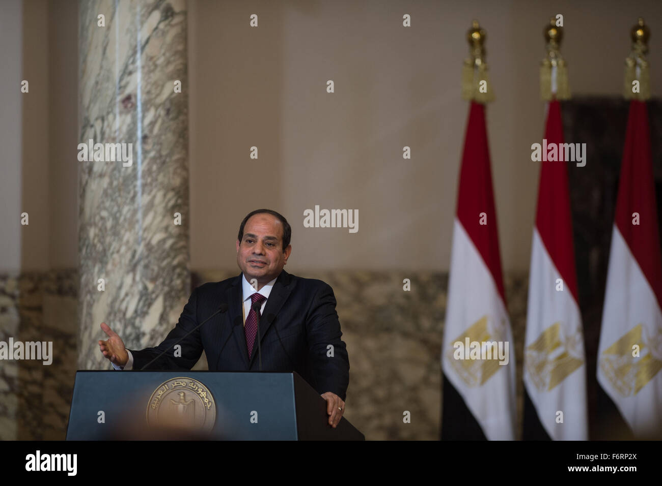 Le Caire, Égypte. 19 Nov, 2015. Le président égyptien, Abdel Fattah al-Sisi parle après la cérémonie de signature qui a eu lieu dans le palais présidentiel au Caire, Égypte, le 19 novembre 2015. L'Egypte et la Russie ont signé jeudi un accord pour construire une centrale nucléaire dans les pays arabes peu après un avion s'est écrasé sur l'Egypte Sinai dans la région agitée. © Chaoyue Pan/Xinhua/Alamy Live News Banque D'Images