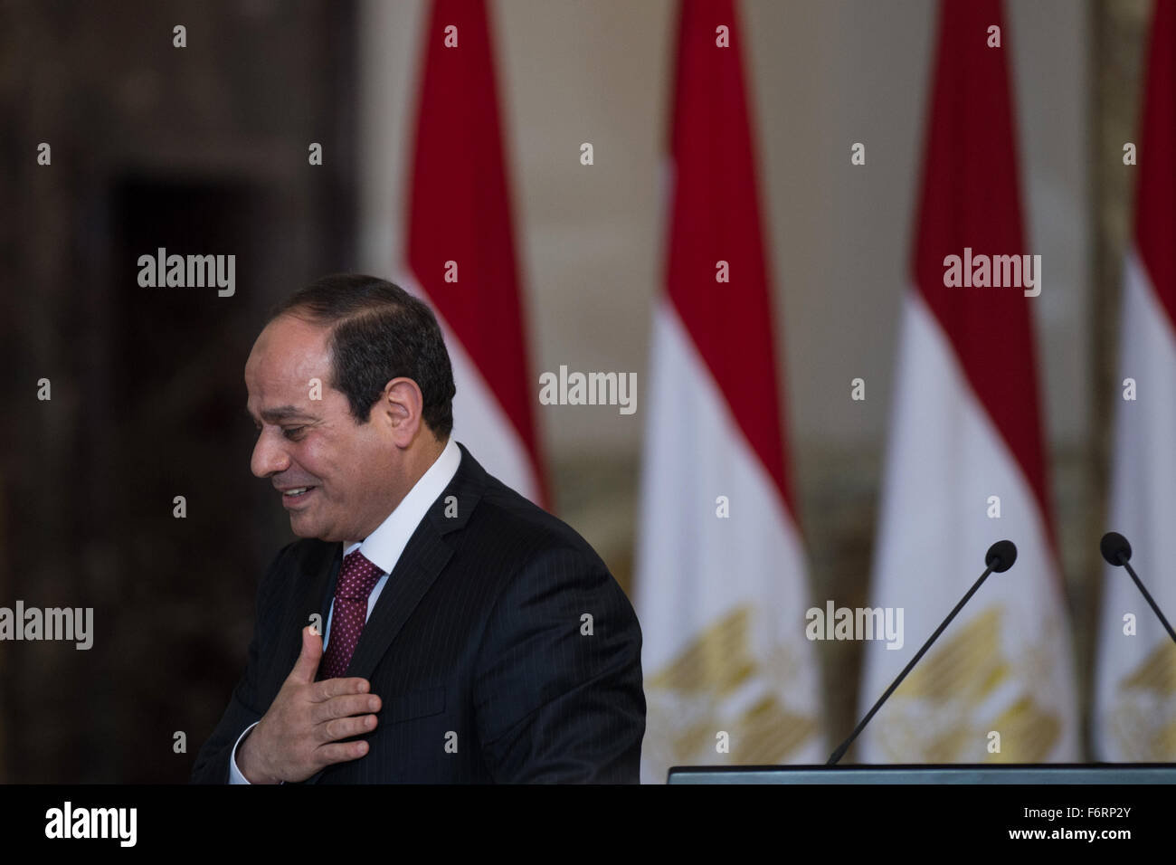 Le Caire, Égypte. 19 Nov, 2015. Le président égyptien, Abdel Fattah al-Sisi réagit après la cérémonie de signature qui a eu lieu dans le palais présidentiel au Caire, Égypte, le 19 novembre 2015. L'Egypte et la Russie ont signé jeudi un accord pour construire une centrale nucléaire dans les pays arabes peu après un avion s'est écrasé sur l'Egypte Sinai dans la région agitée. © Chaoyue Pan/Xinhua/Alamy Live News Banque D'Images