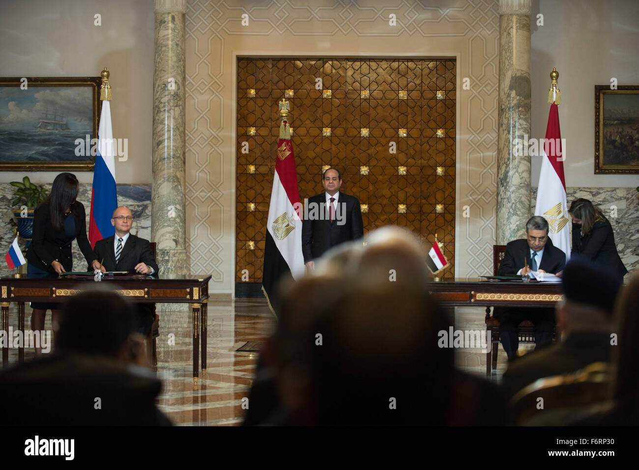 Le Caire, Égypte. 19 Nov, 2015. Le président égyptien, Abdel Fattah al-Sisi (C) les témoins de la cérémonie de signature qui a eu lieu dans le palais présidentiel au Caire, Égypte, le 19 novembre 2015. L'Egypte et la Russie ont signé jeudi un accord pour construire une centrale nucléaire dans les pays arabes peu après un avion s'est écrasé sur l'Egypte Sinai dans la région agitée. © Chaoyue Pan/Xinhua/Alamy Live News Banque D'Images