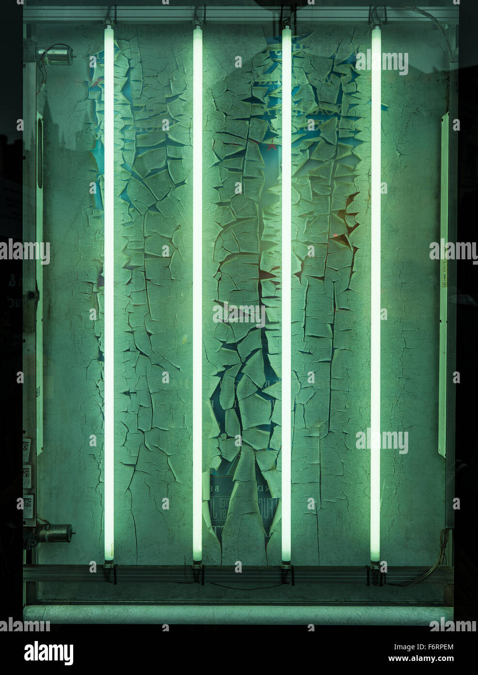 Ancienne publicité lumineuse fissuré, fond du Conseil. Banque D'Images