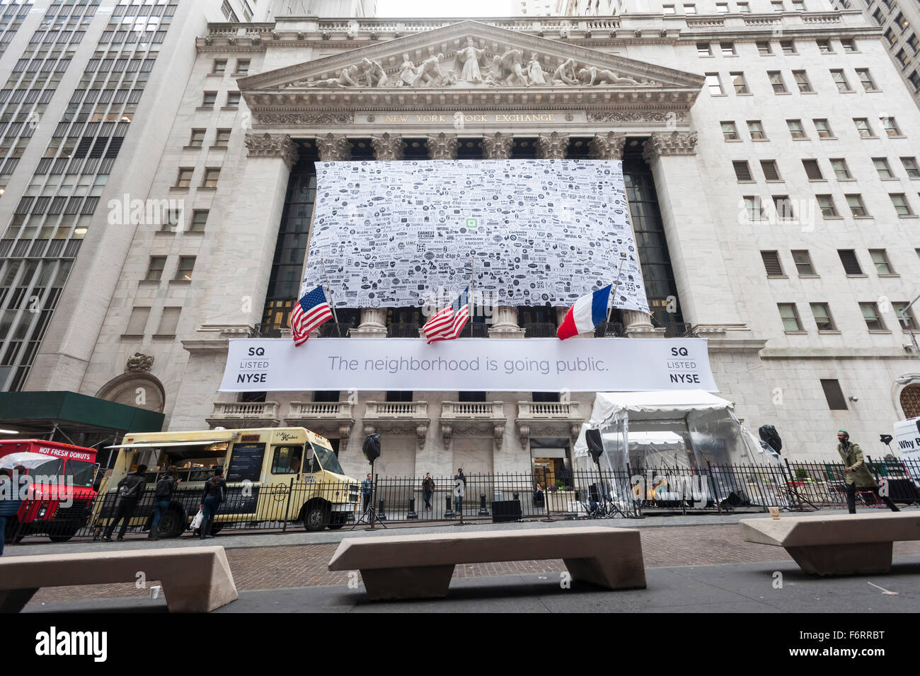 New York, USA. 19 Nov, 2015. La Bourse de New York est décoré pour le processeur de paiement mobile Square's premier appel public à l'épargne le Jeudi, Novembre 19, 2015. Les ventes de Square est ouverte à $9 une part bien en deçà des 11-13 il avait espéré pour valoriser l'entreprise à seulement 2,9 milliards de dollars. La NYSE et Square créé un village 'carre' à l'extérieur de l'échange avec les marchands à l'aide de la mise en place de carrés à la foire. Crédit : Richard Levine/Alamy Live News Banque D'Images