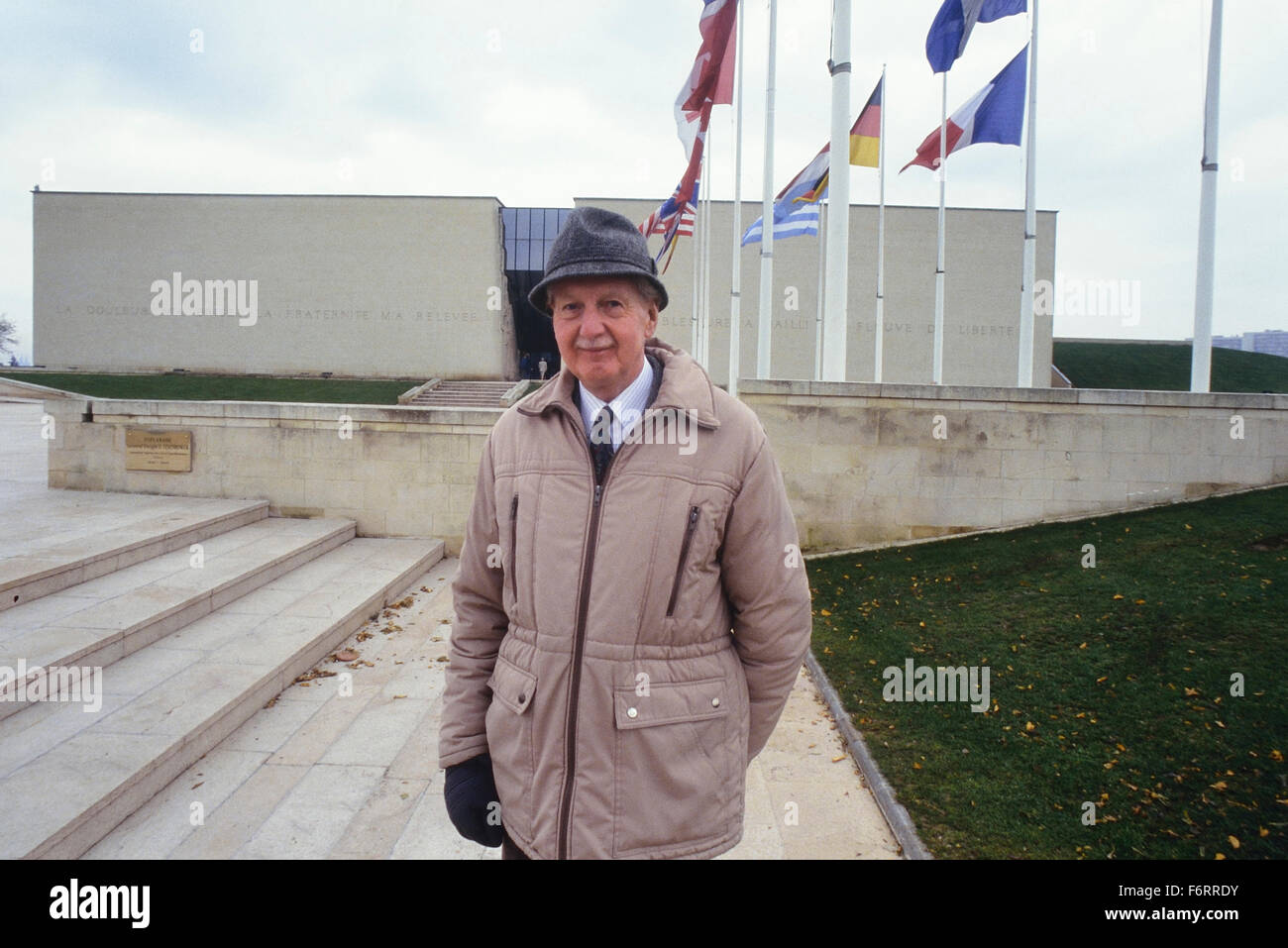 Un ancien officier de la RAF WWII en dehors de la Mémorial de Caen musée et monument aux morts. Caen. La Normandie. La France. L'Europe Banque D'Images