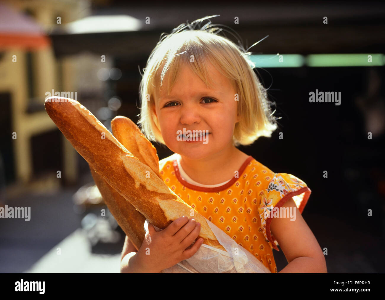 Enfant tenant des baguettes. La France. Banque D'Images