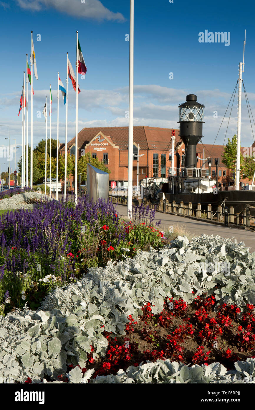 Royaume-uni, Angleterre, dans le Yorkshire, Hull, Marina, rejeter lightship, amarré à côté de la plantation de fleurs, Rue du Château Banque D'Images