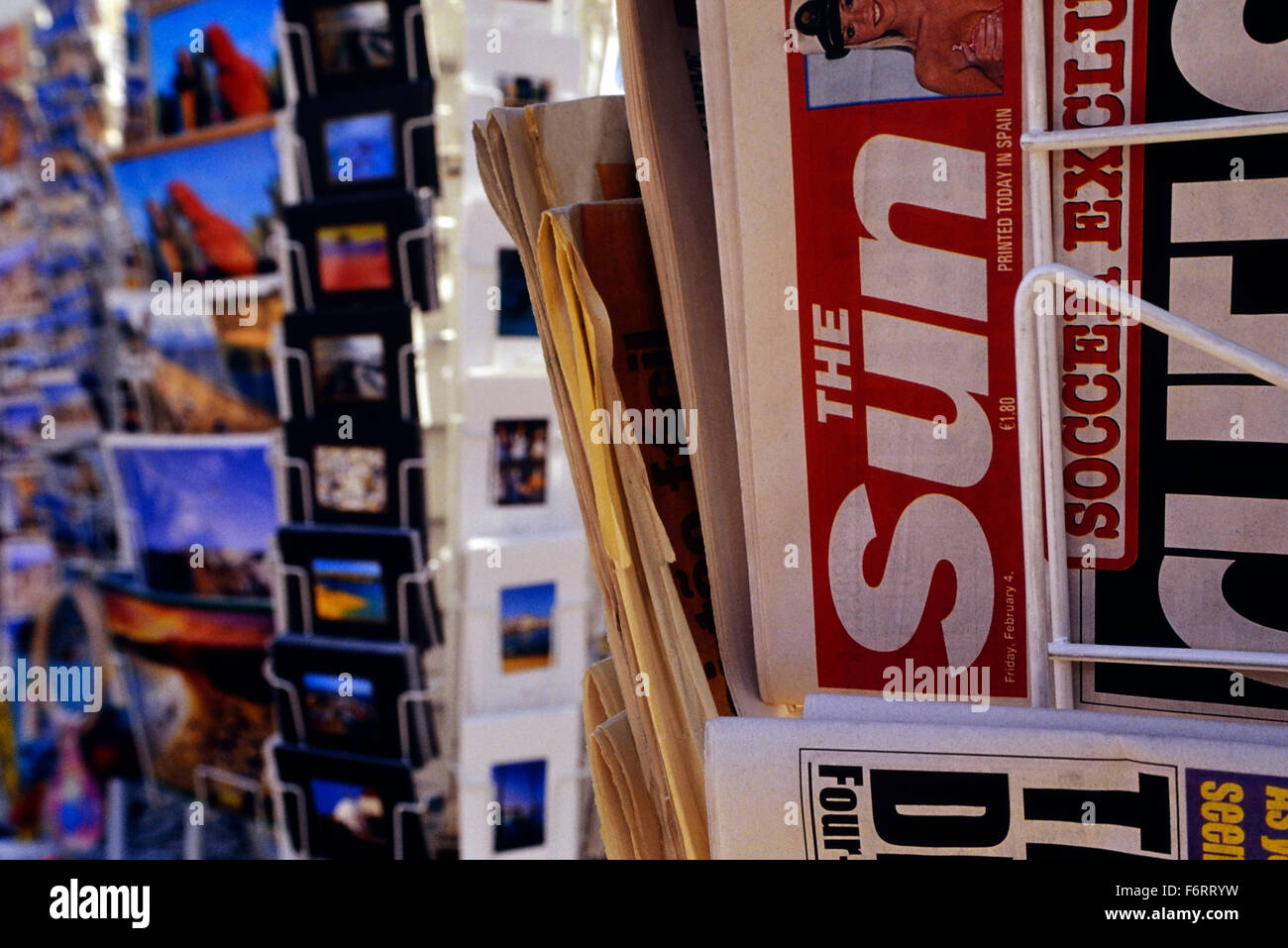 Tabloïds britanniques en vente à Albufeira Algarve. Le Portugal. L'Europe Banque D'Images