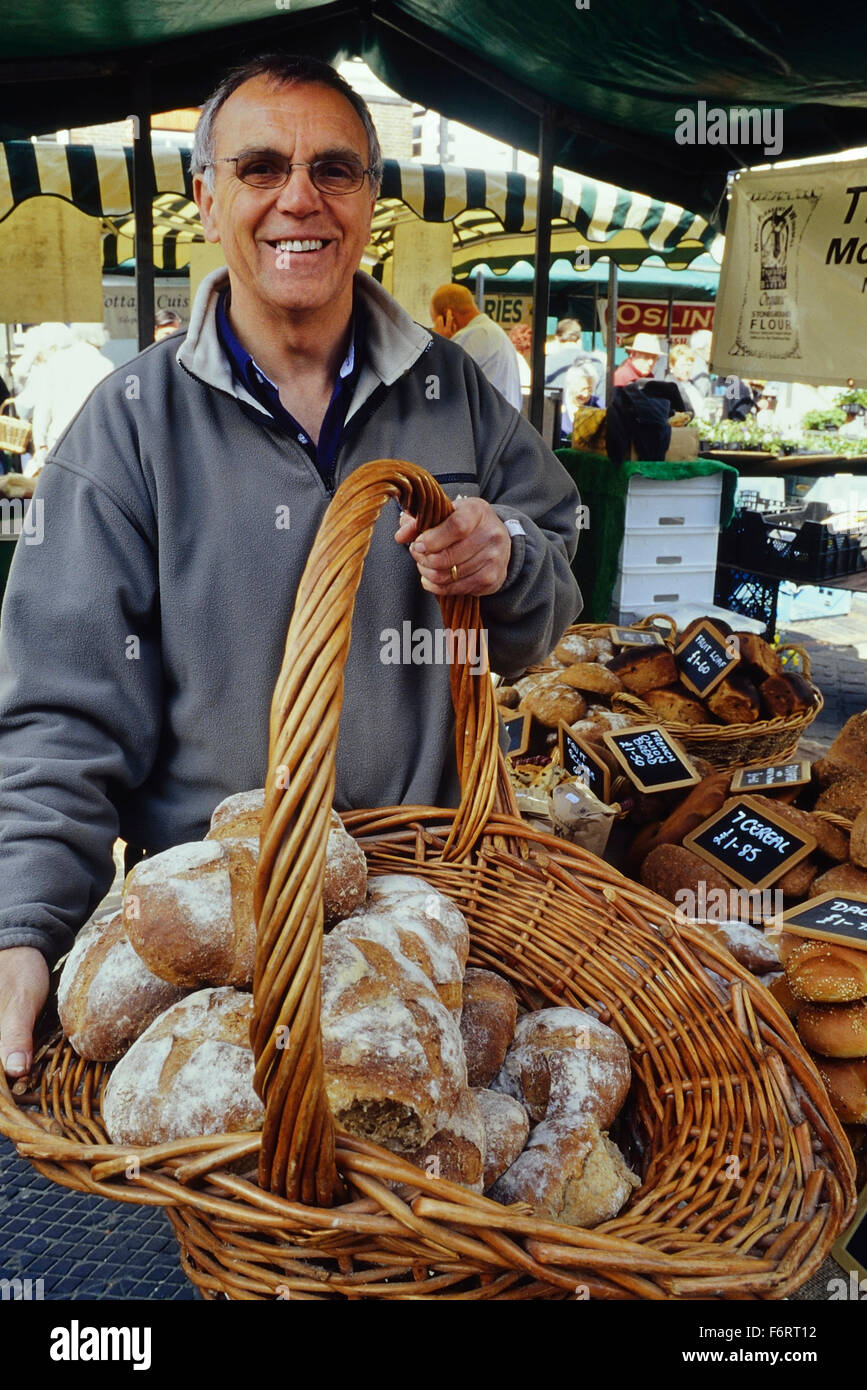 Du pain artisanal, wc séparés. Marché de Louth. Le Lincolnshire. L'Angleterre. UK. L'Europe Banque D'Images