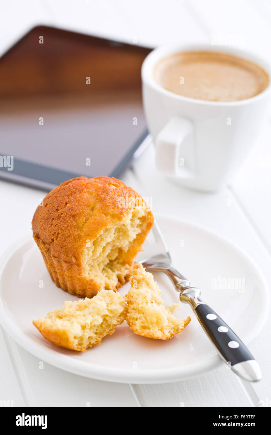 Le muffin sucré sur table de cuisine Banque D'Images