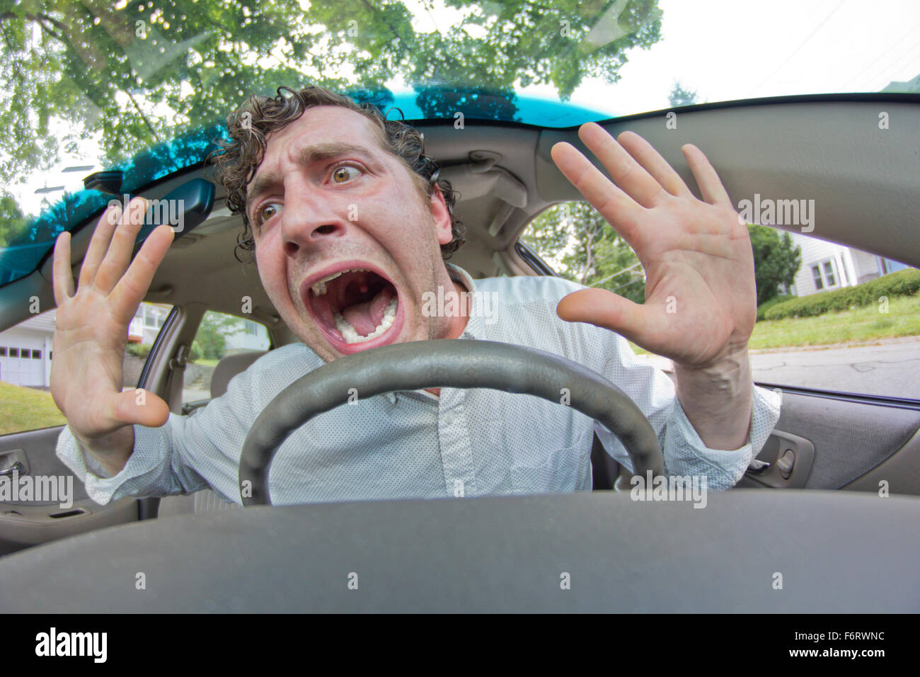 Silly homme obtient en accident de voiture et fait face ridicule Banque D'Images