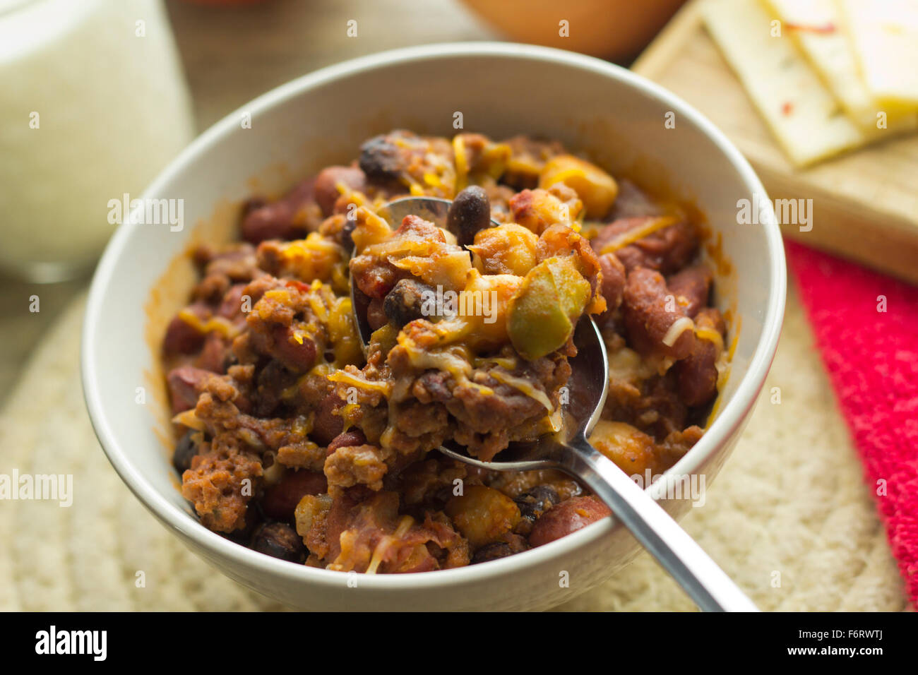 Sex et épicé Chili con carne avec un verre de lait et le poivre jack Banque D'Images