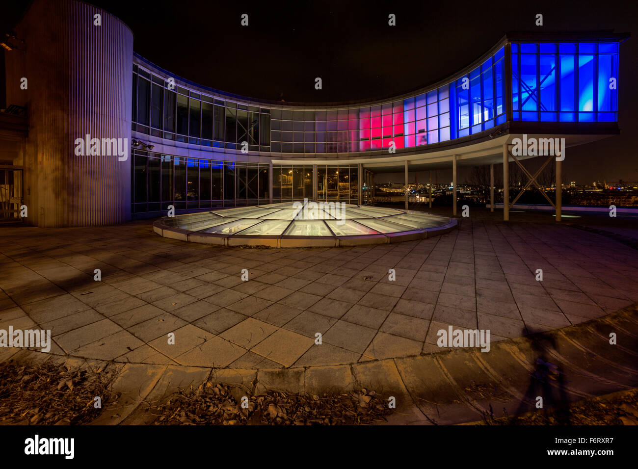 Bâtiment de couleur EXPO 58 à Prague, République tchèque. Dans l'EXPO 58 bâtiment drapeau Français tricolore. Faire levier pour Paris. Banque D'Images