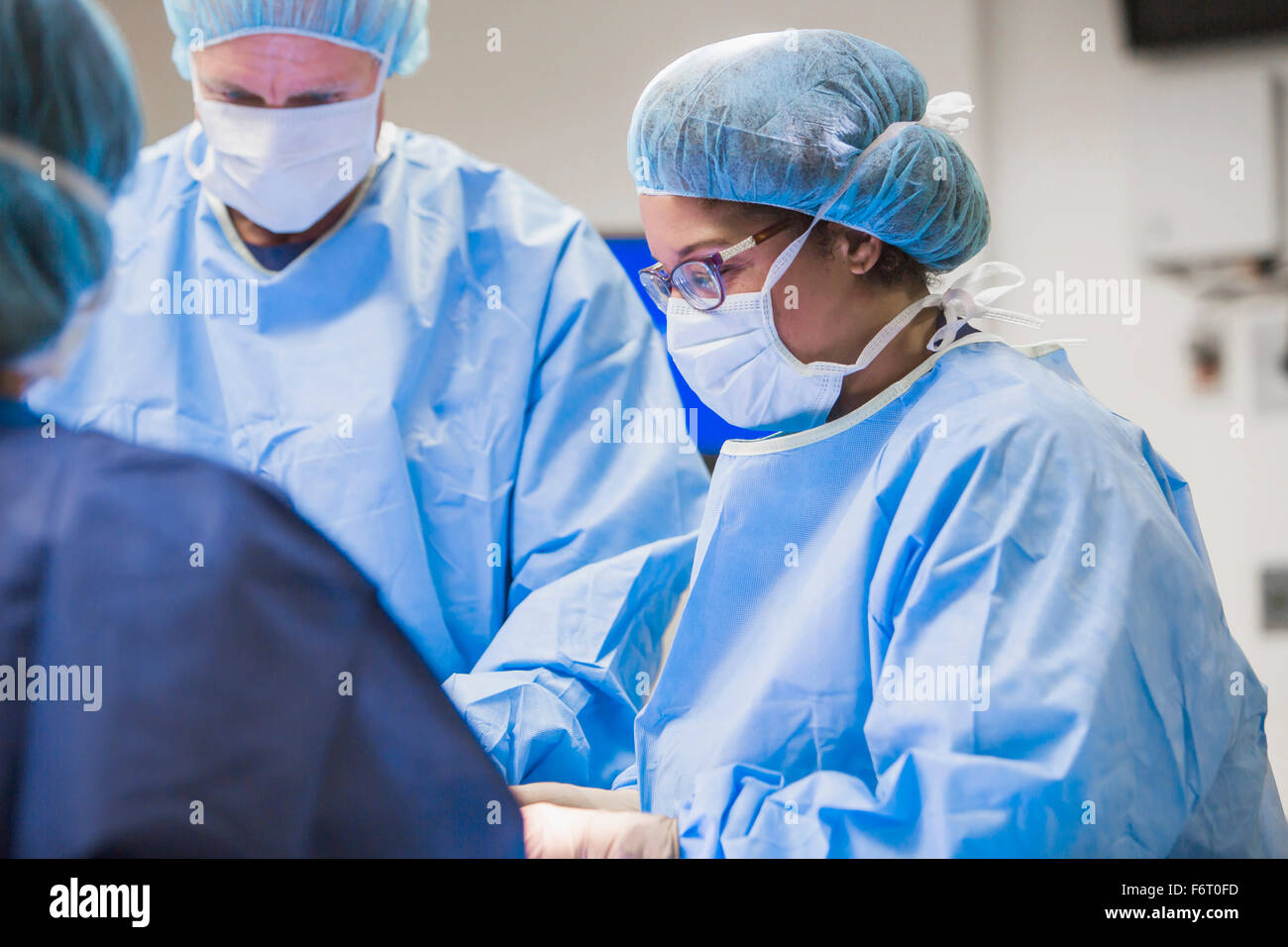 Chirurgiens travaillant en salle d'opération Banque D'Images