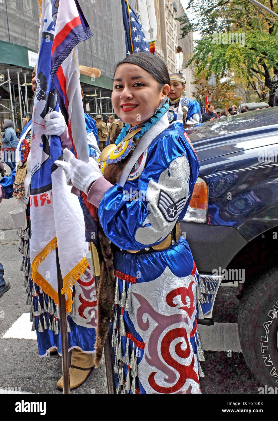 Membre de Native American Women Warriors smiling avant le début de la Veteran's Day Parade à New York City Banque D'Images